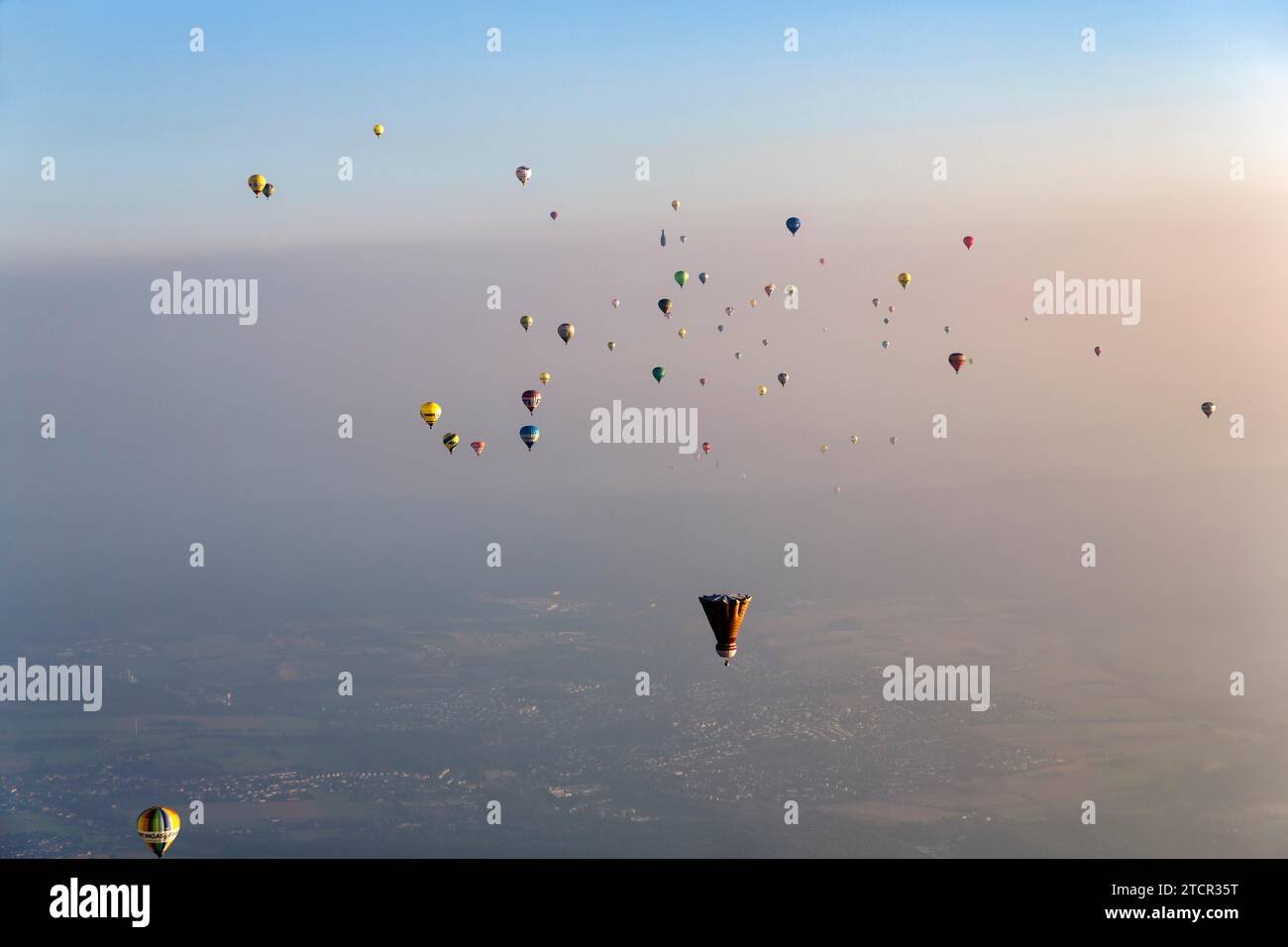 Viele verschiedene Heißluftballons auf dem Weg in den blauen Himmel, Distanz, Heißluftballonfest, 26. Warsteiner International Montgolfiade, Abend Stockfoto