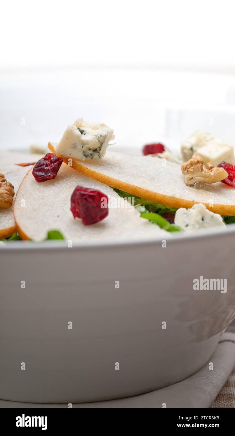 Frische Birnen Rucola-Gorgonzola-Käse-Salat mit Preiselbeeren und Walnüssen Stockfoto