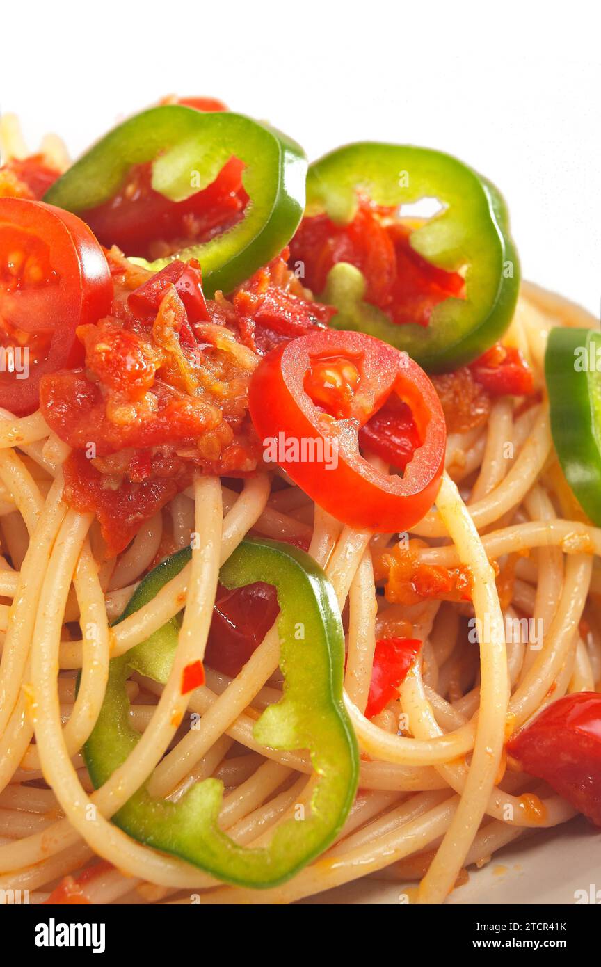 Scharfe italienische Pasta, Tomaten und Chili-Paprika-Sauce Stockfoto