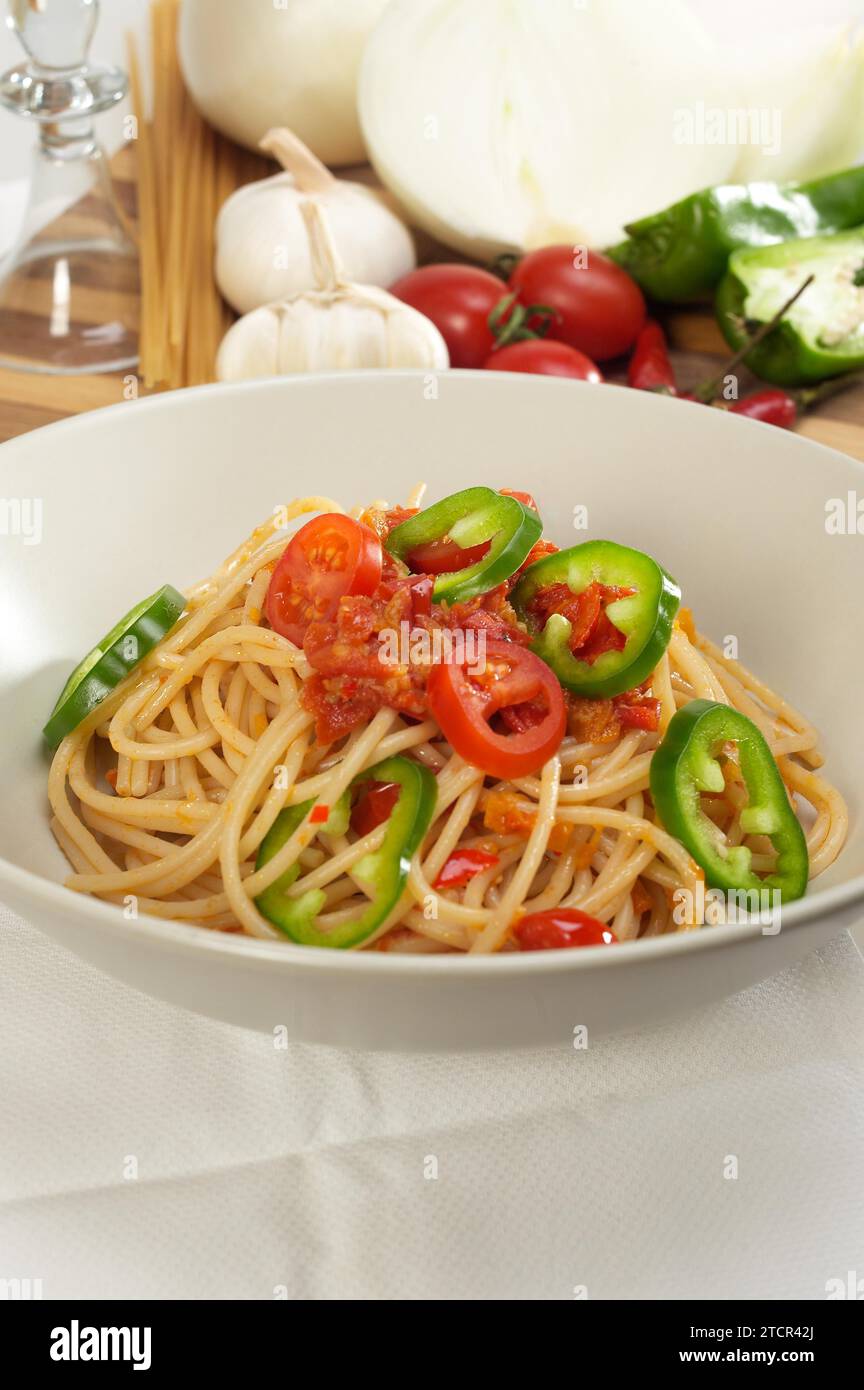 Scharfe italienische Pasta, Tomaten und Chili-Paprika-Sauce Stockfoto