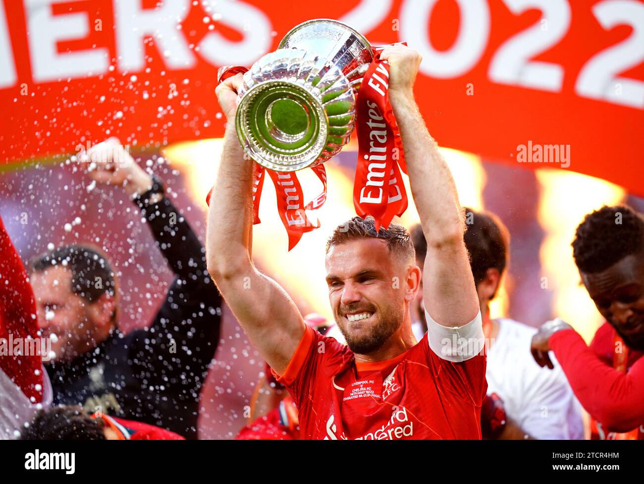 Dateifoto vom 14.05.2022 von Jordan Henderson, der mit der FA Cup Trophäe feiert. Liverpool einigte sich auf einen Deal im Wert von 12 Millionen Pfund plus Add-ons, um Jordan Henderson an die Saudi-arabische Seite Al-Ettifaq zu verkaufen, während Manchester City ein Angebot im Wert von bis zu 30 Millionen Pfund für Riyad Mahrez von Al Ahli annahm. Ausgabedatum: Donnerstag, 14. November 2023. Stockfoto