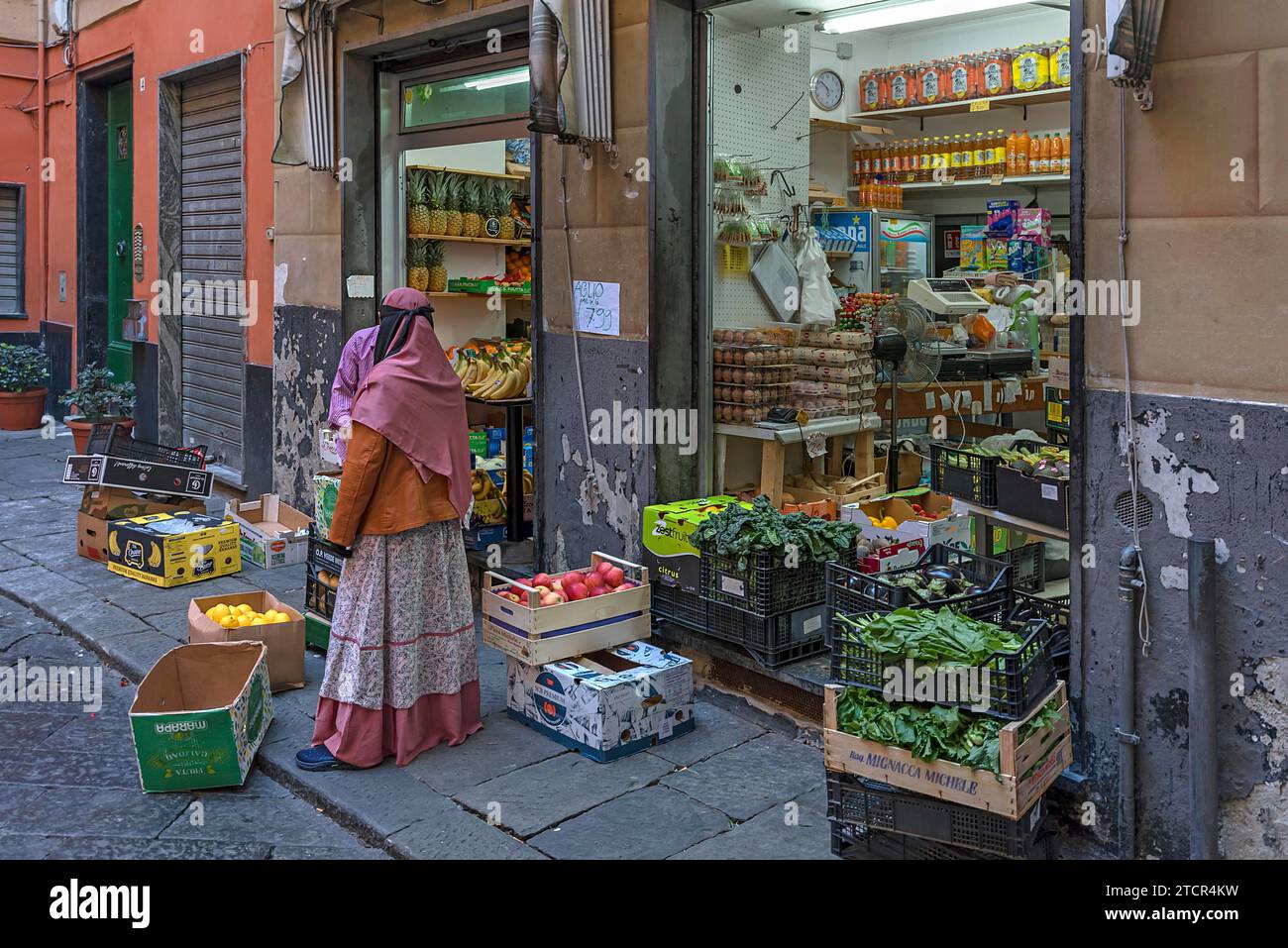 Obst- und Gemüseladen in der Altstadt von Genua. Italien Stockfoto
