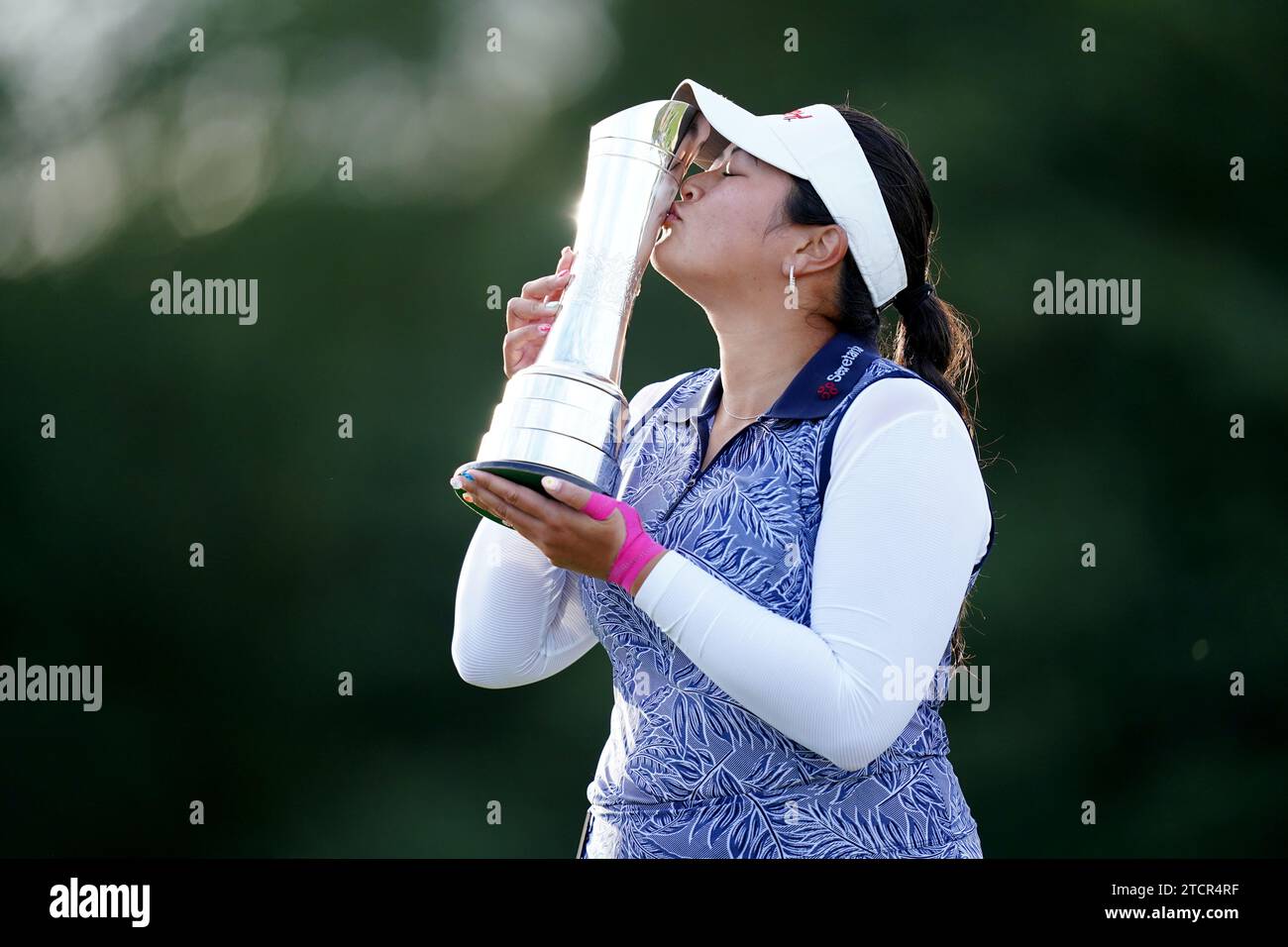 Aktenfoto vom 13.08.2023 von Lilia Vu, der die Trophäe küsst. Die US-amerikanische Golfspielerin Lilia Vu gewann die Women's Open mit sechs Schüssen vor Englands Charley Hull. Ausgabedatum: Donnerstag, 14. November 2023. Stockfoto