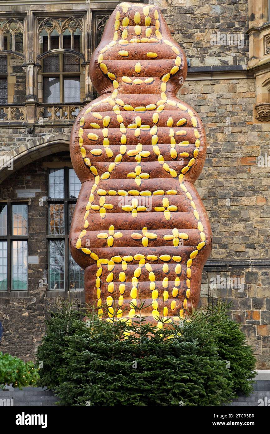 Künstlicher Printenmann vor dem Rathaus als Wahrzeichen am Weihnachtsmarkt in Aachen, Nordrhein-Westfalen Stockfoto