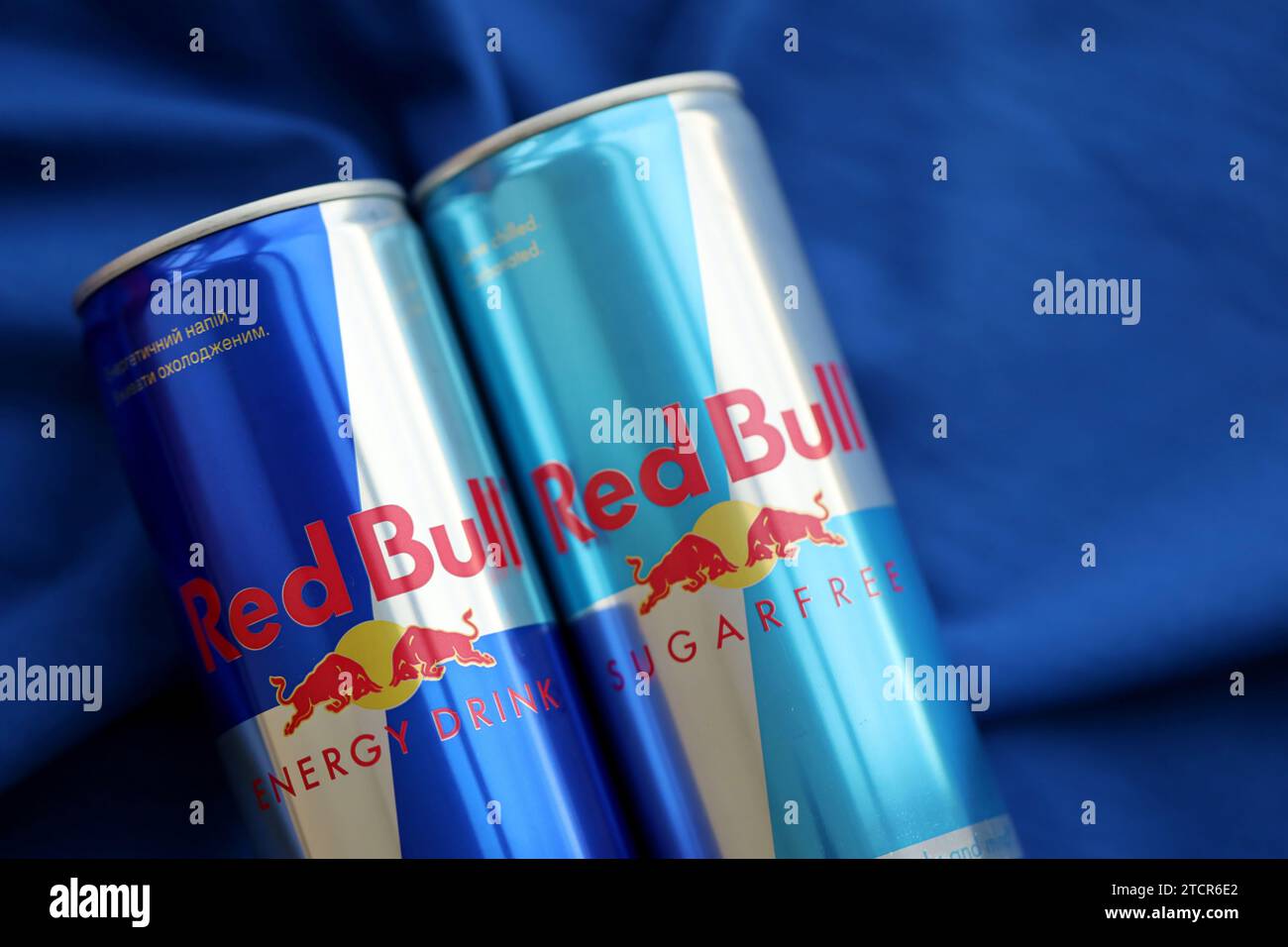 TERNOPIL, UKRAINE - 7. JULI 2023 Red Bull ENERGY Drink Aluminiumdose mit originellem Design Nahaufnahme Stockfoto