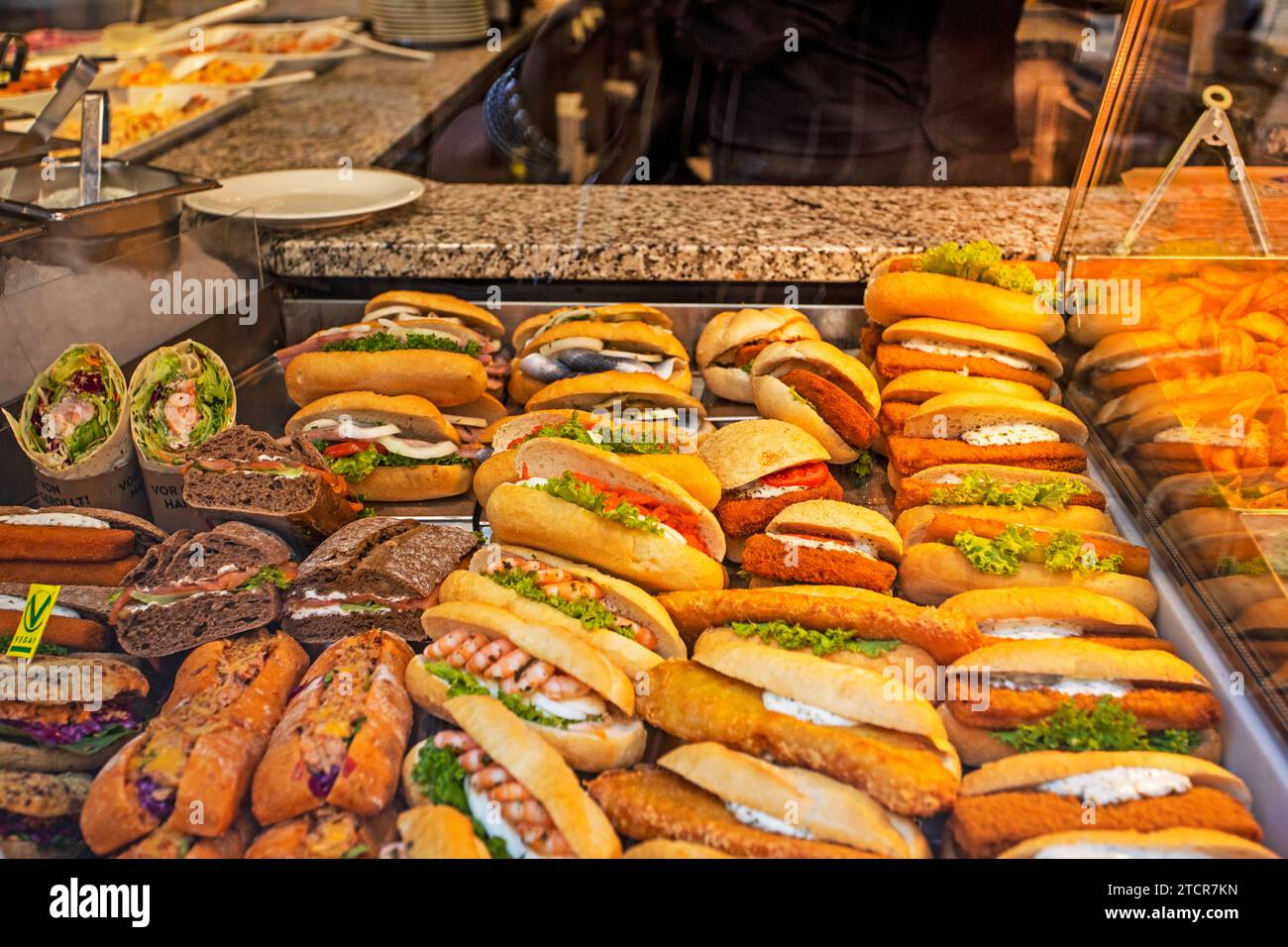 Verschiedene vegane Burger, Fleisch, mit Fisch und Gemüse auf der Theke im Laden Stockfoto