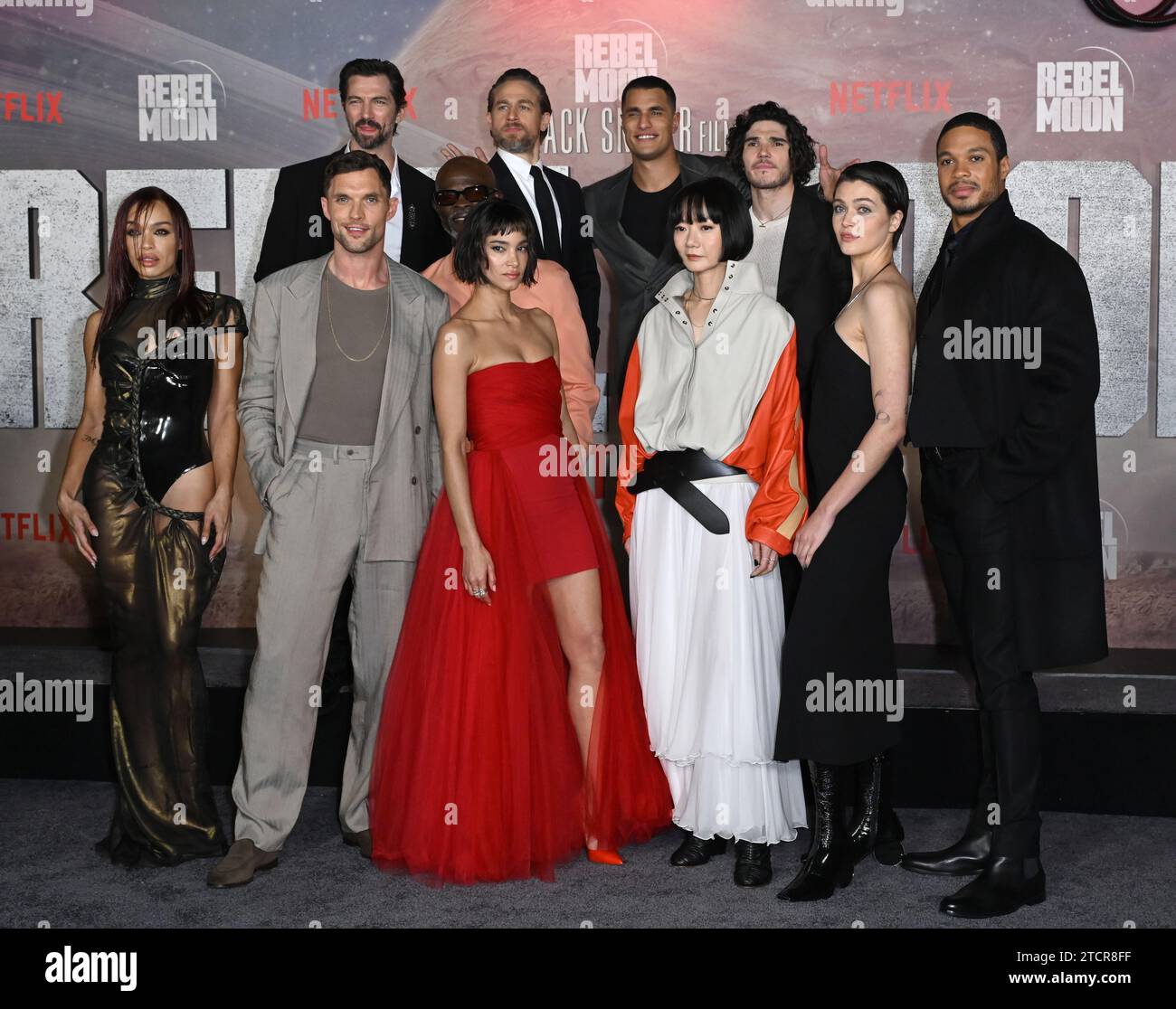 Los Angeles, USA. Dezember 2023. LOS ANGELES, USA. 13. Dezember 2023: Cleopatra Coleman, Michiel Huisman, Ed Skrein, Djimon Hounsou, Charlie Hunnam, Sofia Boutella, Staz Nair, Fra Fee, Bae Doona, E. Duffy & Ray Fisher bei der Premiere von Rebel Moon - Part One: A Child of Fire im TCL Chinese Theatre. Bildnachweis: Paul Smith/Alamy Live News Stockfoto