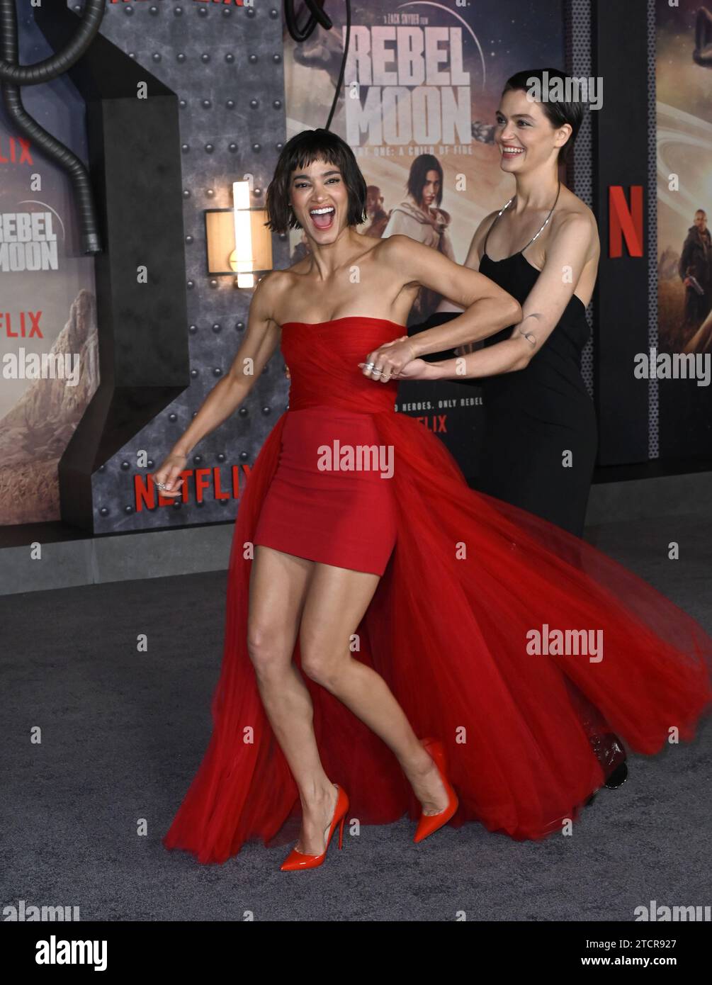 Los Angeles, USA. Dezember 2023. LOS ANGELES, USA. 13. Dezember 2023: Sofia Boutella und E. Duffy bei der Premiere von Rebel Moon - Part One: A Child of Fire im TCL Chinese Theatre. Bildnachweis: Paul Smith/Alamy Live News Stockfoto