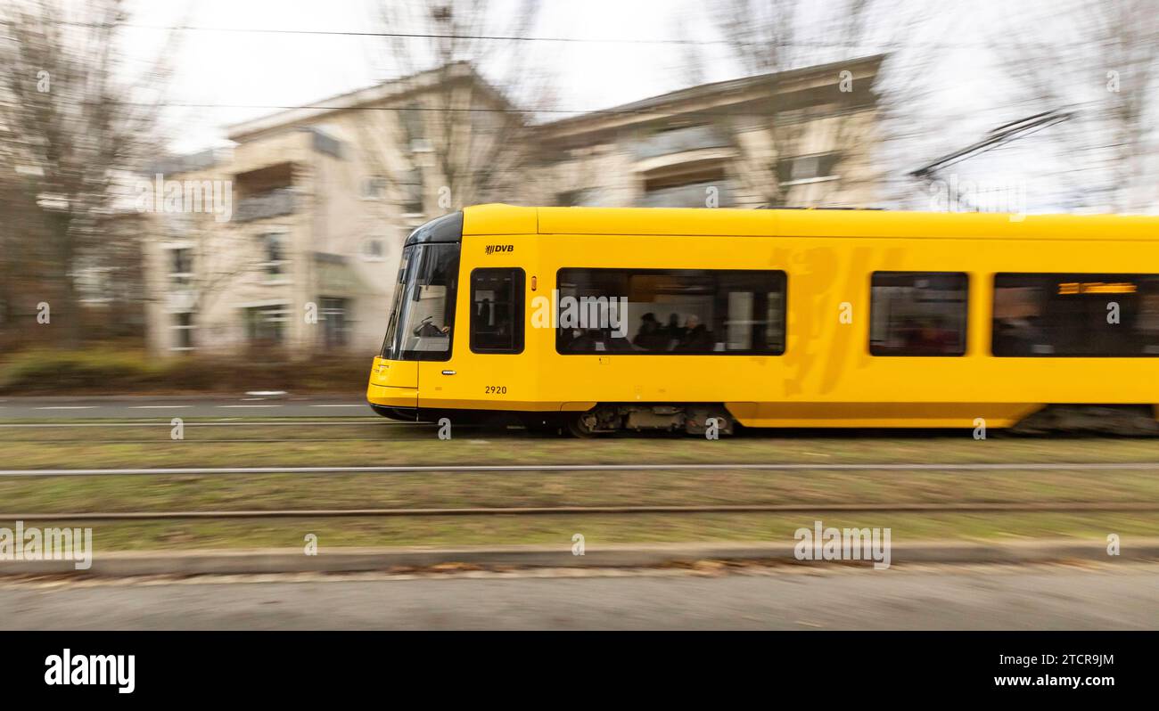 09.12.2023, Deutschland, Sachsen, Dresden, auf dem Foto eine Straßenbahn der Linie 3 der Dresdner Verkehrsbetriebe auf dem Weg nach Coschütz, hier auf der Passauer Straße fotografiert *** 09 12 2023, Deutschland, Sachsen, Dresden, auf dem Foto eine Straßenbahn der Linie 3 der Dresdner Verkehrsbetriebe auf dem Weg nach Coschütz, fotografiert hier in der Passauer Straße Stockfoto