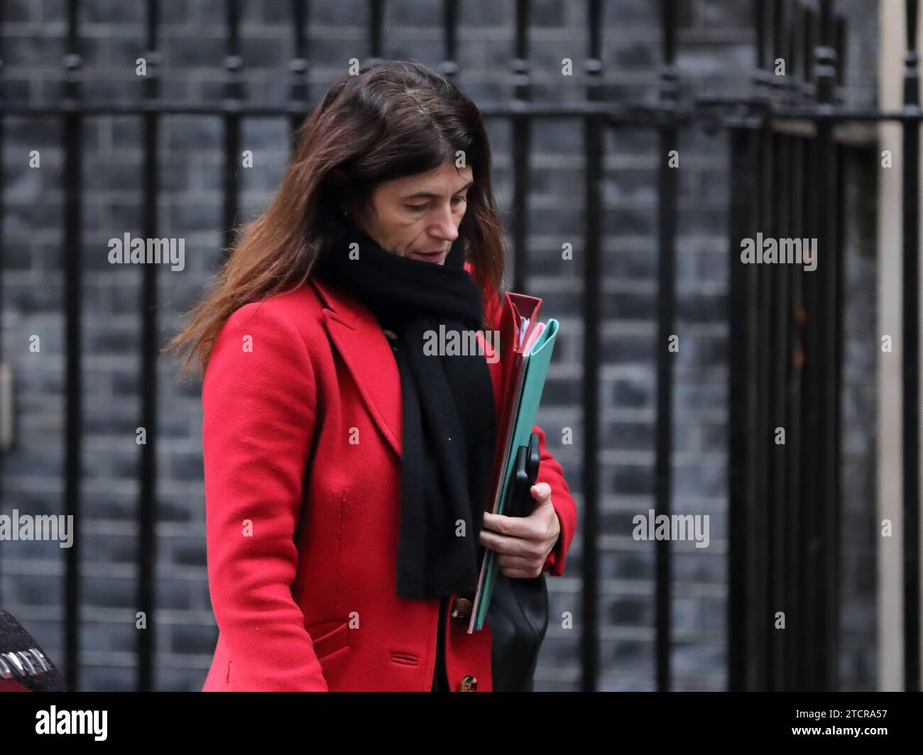 London, Großbritannien, 13. Dezember 2023, Lisa Lovering, Sonderberaterin und Operationsleiterin des Premierministers Rishi Sunak, wird in der Downing Street vor der PMQ gesehen. Stockfoto