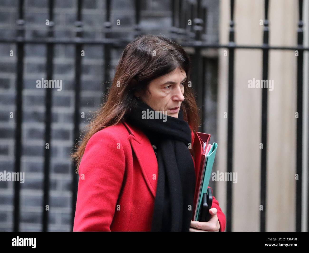 London, Großbritannien, 13. Dezember 2023, Lisa Lovering, Sonderberaterin und Operationsleiterin des Premierministers Rishi Sunak, wird in der Downing Street vor der PMQ gesehen. Stockfoto