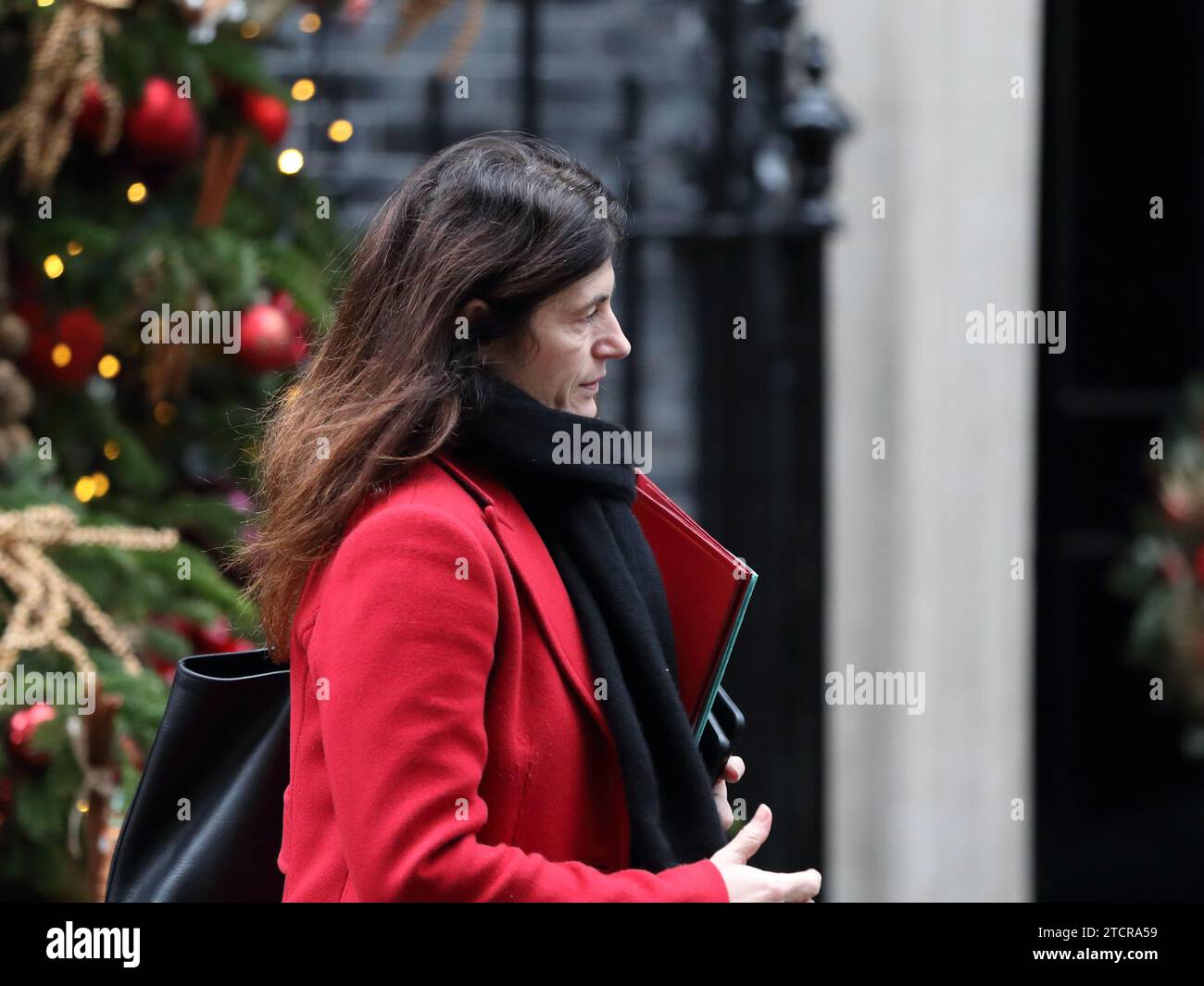 London, Großbritannien, 13. Dezember 2023, Lisa Lovering, Sonderberaterin und Operationsleiterin des Premierministers Rishi Sunak, wird in der Downing Street vor der PMQ gesehen. Stockfoto