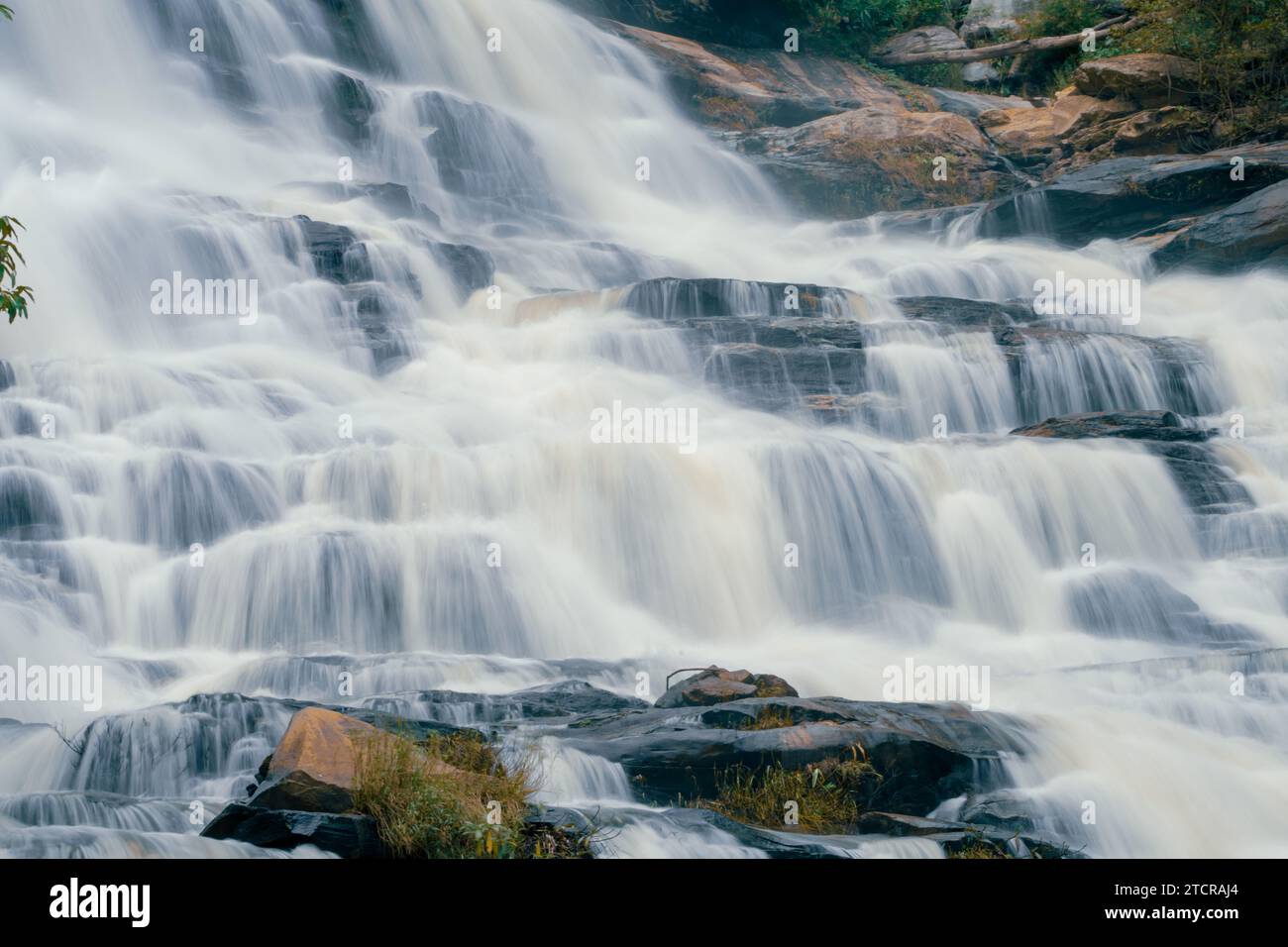 Wunderschöner Wasserfall im üppigen tropischen Wald, Chiang Mai, Thailand. Naturlandschaft. Lange Exposition von Wasser, das auf Felsen am Berghang fällt. Ein Wasser Stockfoto