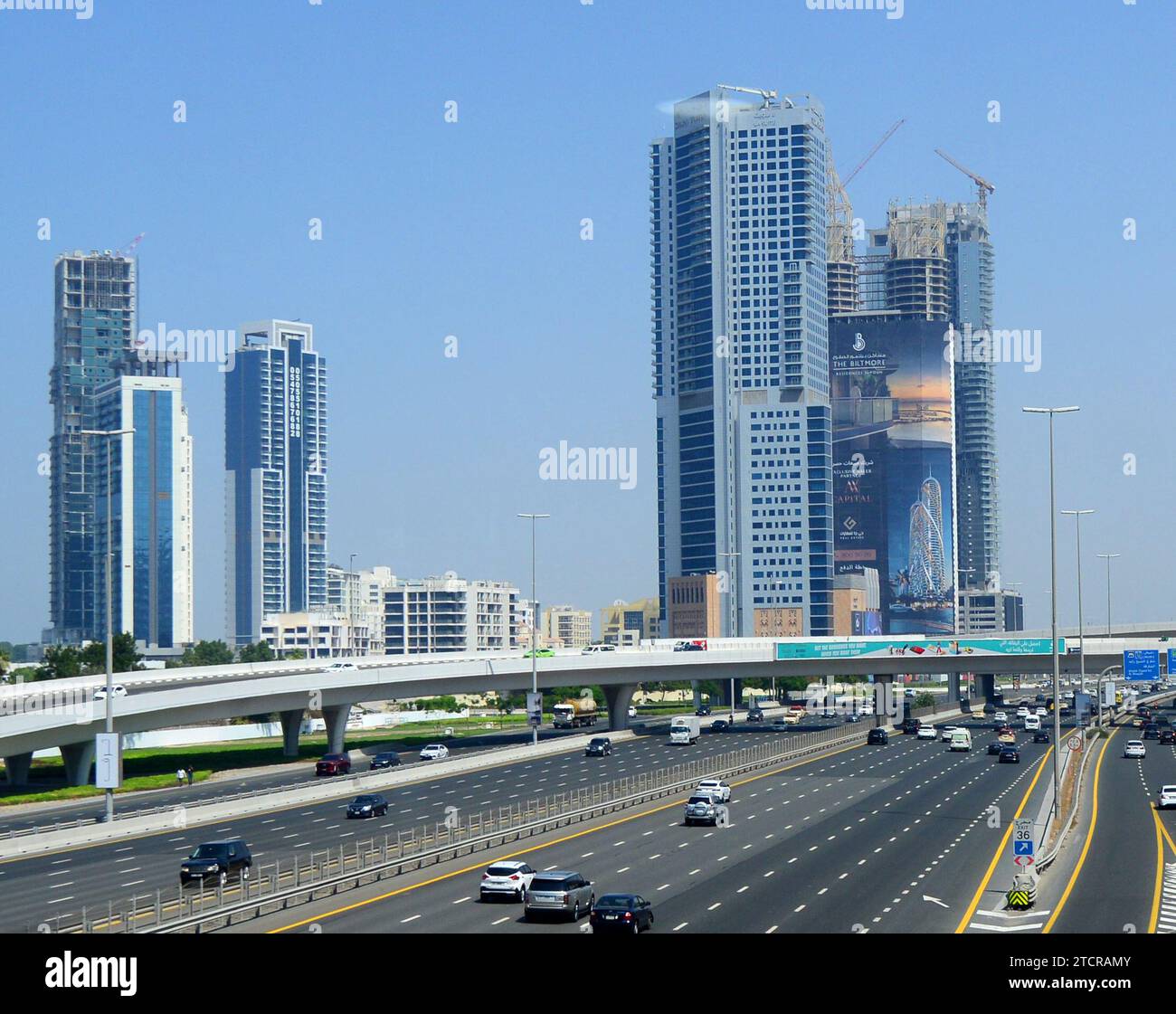 Fahren Sie auf dem E11 Sheikh Zayed Rd Highway in der Media City und der Internet City in Dubai, VAE. Stockfoto