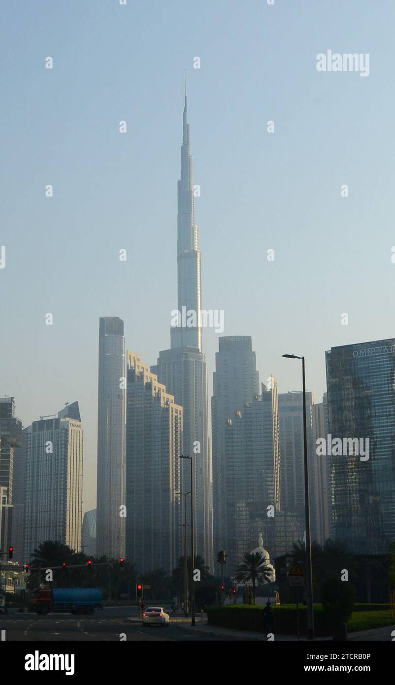 Der Burj Khalifa Turm von der Business Bay in Dubai, Vereinigte Arabische Emirate. Stockfoto