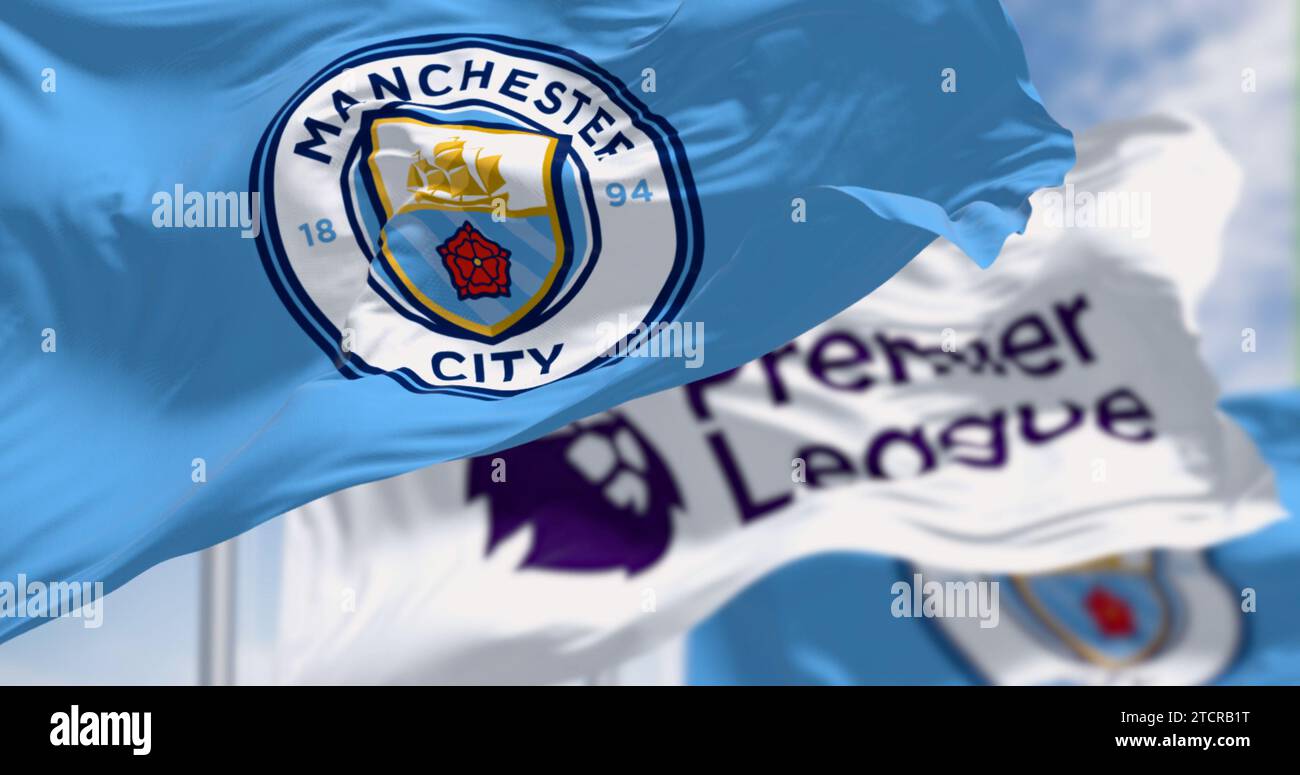 Manchester, UK, 10. September 2023: Die Flaggen von Manchester City und der Premier League wehen an klaren Tagen zusammen. Illustrative Editorial 3d Illustration rende Stockfoto