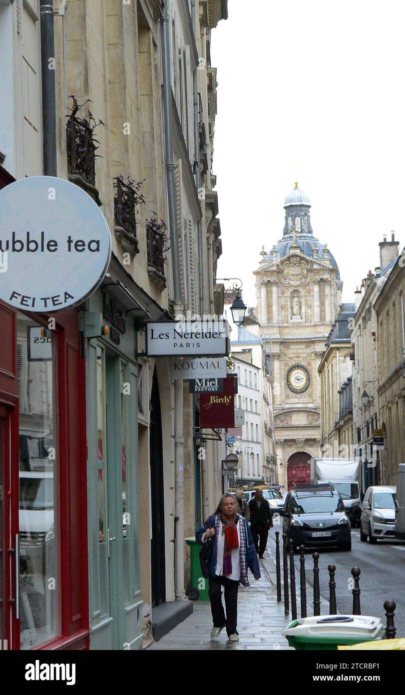 Spaziergang auf der Rue de Sévigné im 4. Arrondissement in Paris, Frankreich. Stockfoto