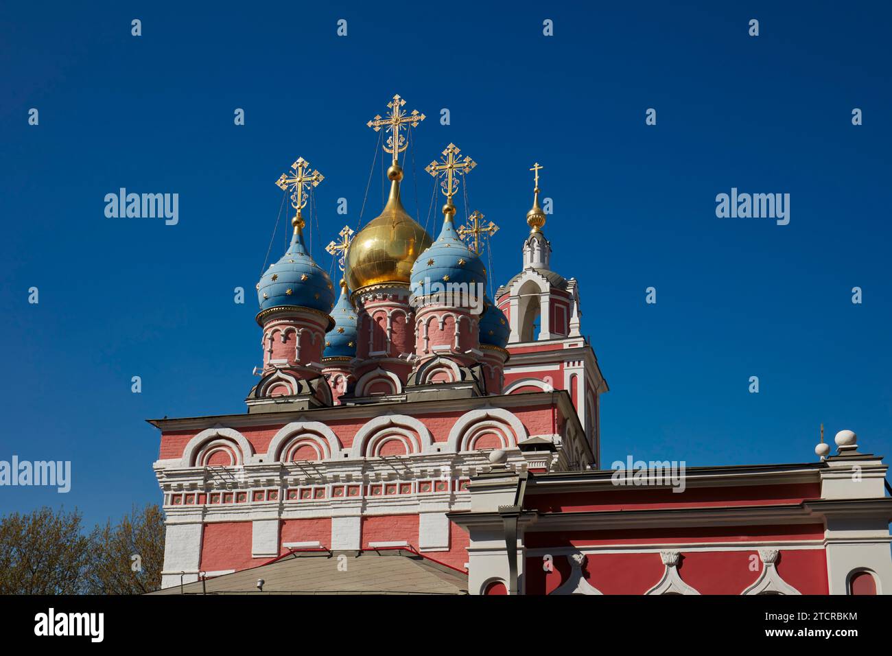 Elegante Zwiebelkuppeln in Blau und Gold der Kirche St. aus dem 17. Jahrhundert George auf dem Pskov-Hügel. Varvarka Straße, Moskau, Russische Föderation. Stockfoto