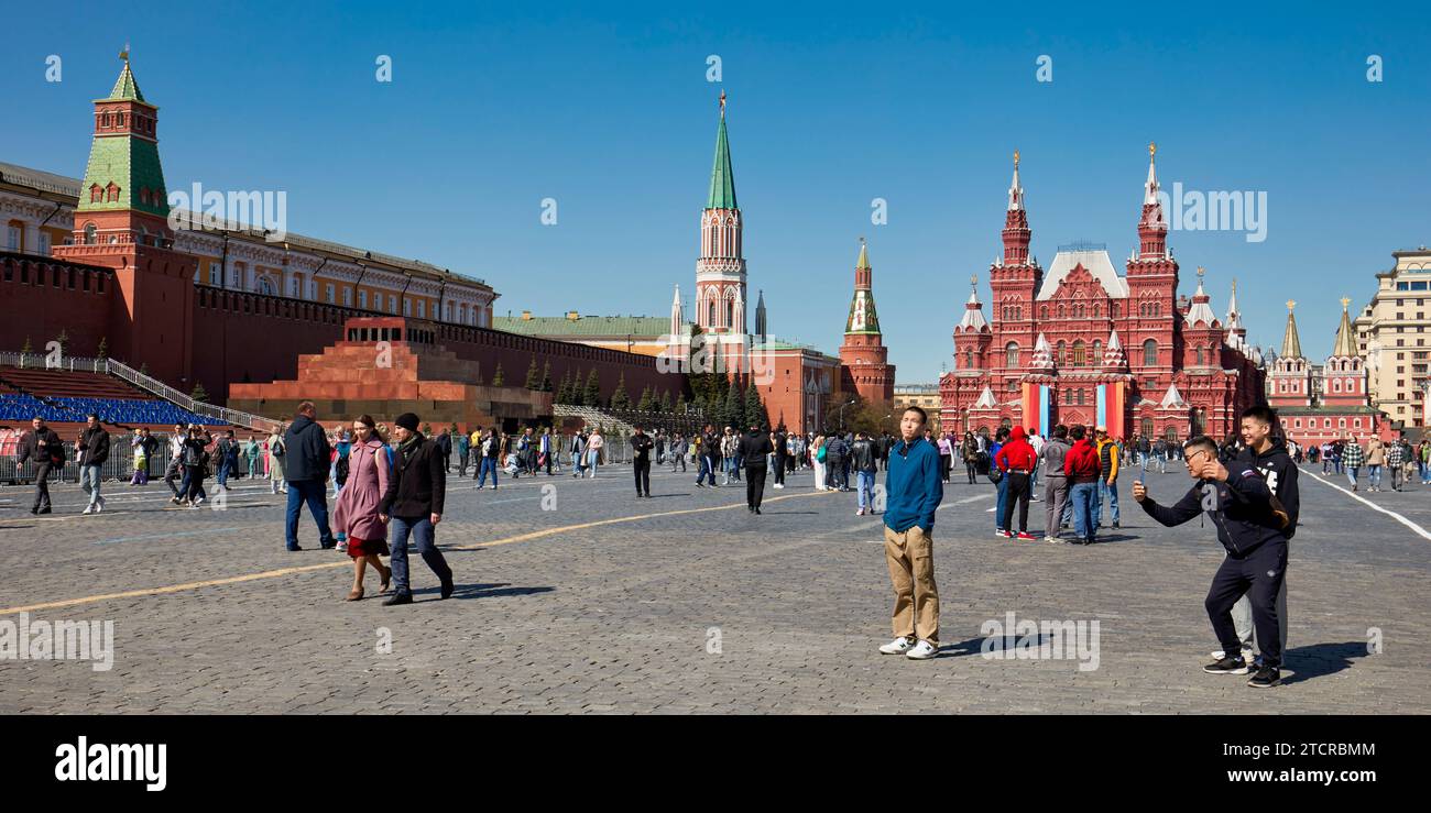 Touristen fotografieren sich am Roten Platz an einem klaren, sonnigen Tag. Moskau, Russische Föderation. Stockfoto