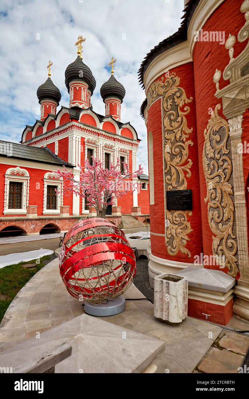 Kirchen im Kloster Vysokopetrowski (hohes Kloster St. Peter). Moskau, Russland. Stockfoto