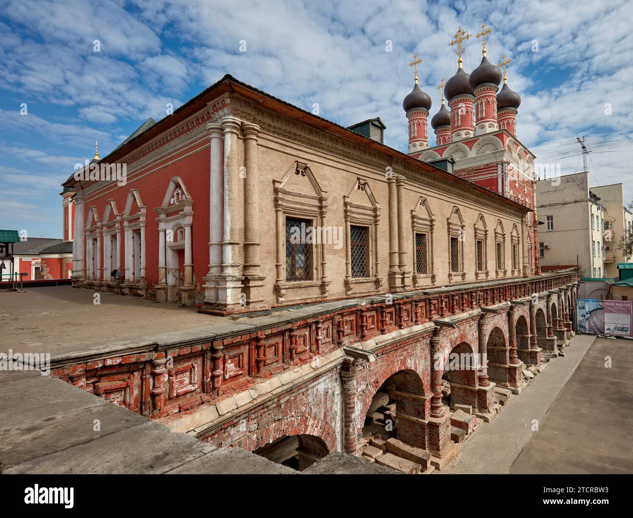 Die Kirche St. aus dem 17. Jahrhundert Sergius von Radonesch im Kloster Vysokopetrowski (hohes Kloster St. Peter). Moskau, Russland. Stockfoto