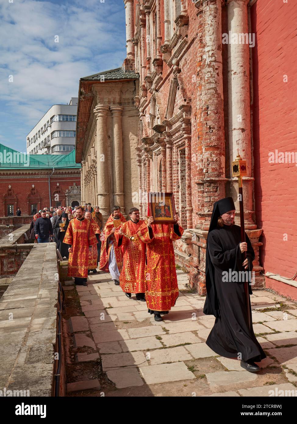 Russisch-orthodoxe Prozession während der Osterwoche im Kloster Vysokopetrowski (hohes Kloster St. Peter). Moskau, Russland. Stockfoto