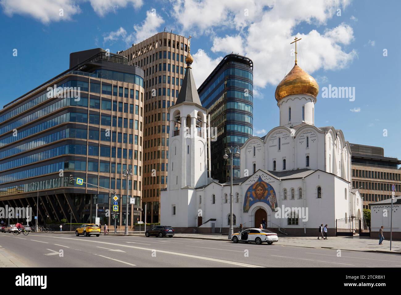 Alte Nikolaikirche in Twerskaja Zastava und neue moderne Gebäude im Hintergrund. Moskau, Russland. Stockfoto