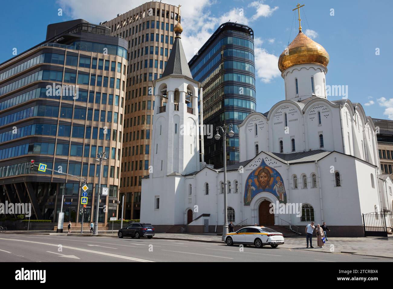 Alte Nikolaikirche in Twerskaja Zastava und neue moderne Gebäude im Hintergrund. Moskau, Russland. Stockfoto