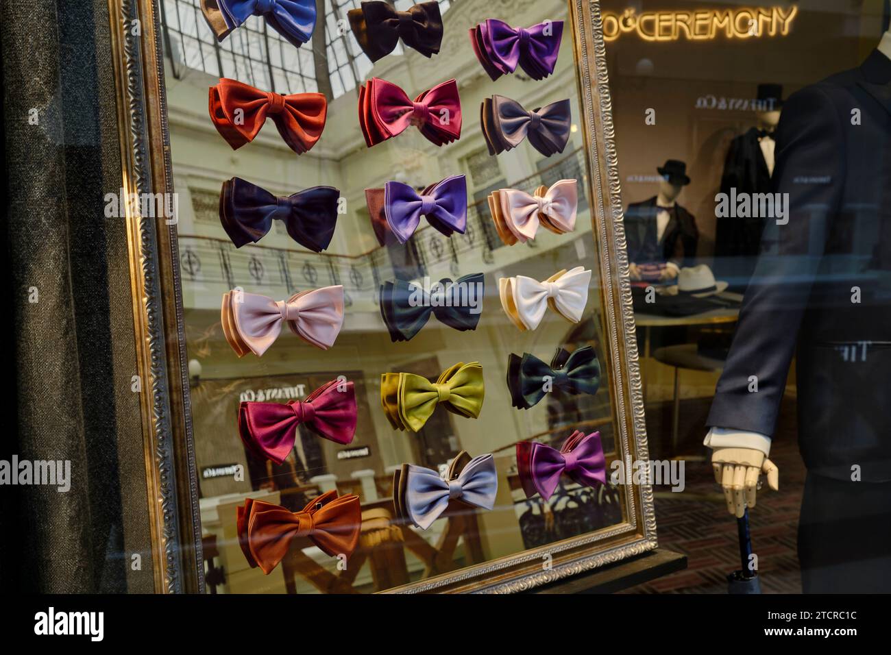 Farbenfrohe Sammlung hochwertiger Fliegenbänder im Schaufenster in der Petrovsky Passage, einem luxuriösen Einkaufszentrum in Moskau, Russland. Stockfoto