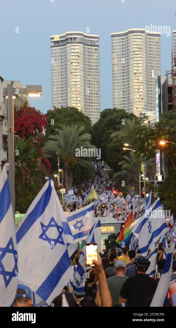 11. Juli 2023, Tel-Aviv, Israel. Demonstranten, die gegen die Änderungen der Justizpolitik der israelischen Regierung und den Verlust der demokratischen Herrschaft demonstrieren. Stockfoto
