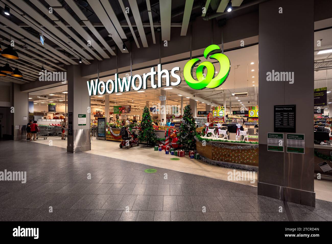 Gold Coast, QLD, Australien - Woolworths Supermarkt mit Weihnachtsdekoration im Pacific Fair Einkaufszentrum Stockfoto