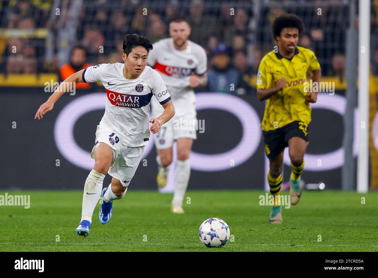 DORTMUND, DEUTSCHLAND - 13. DEZEMBER: Kang-in Lee (Paris Saint-Germain) während der UEFA Champions League 2023/2024 - Gruppenspiel gegen Borussia Dortmund und Stockfoto