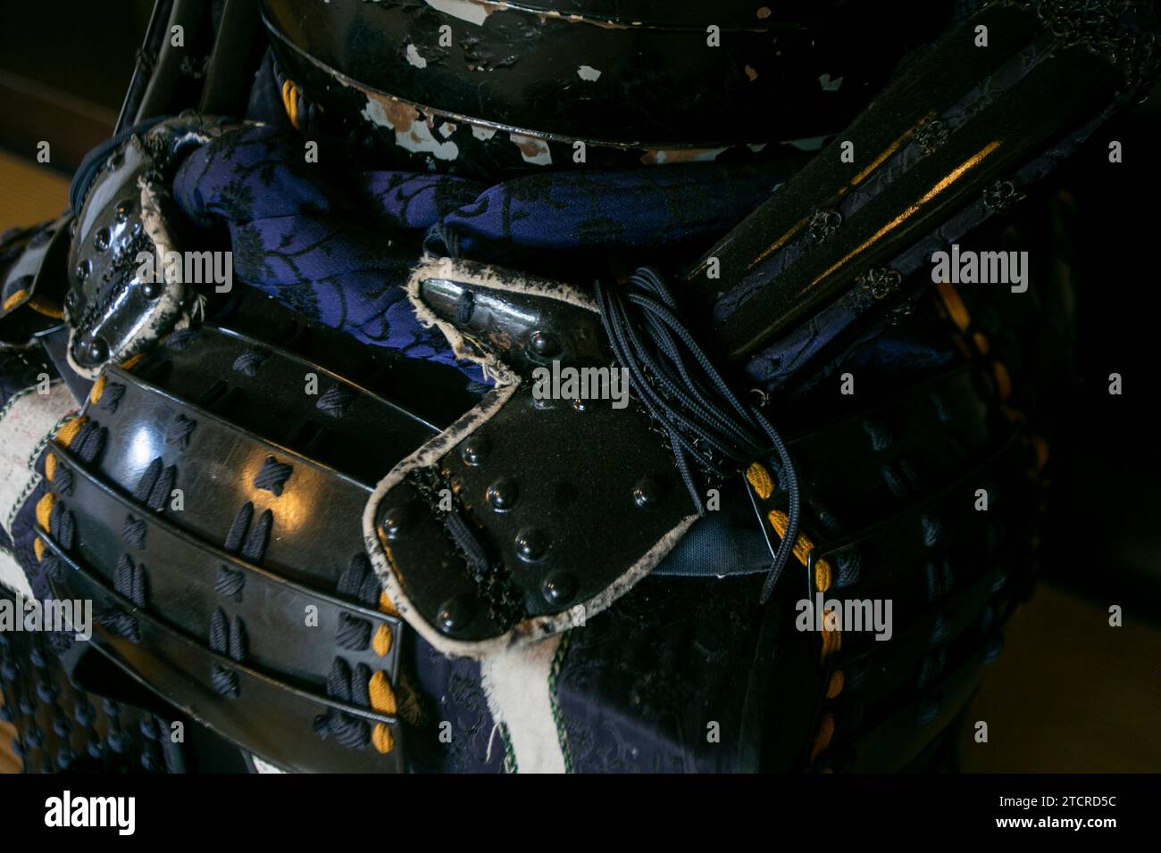 Antike japanische Samurai-Rüstung aus der Edo-Zeit, ausgestellt in einer Samurai-Residenz in Sakura, Japan. Stockfoto