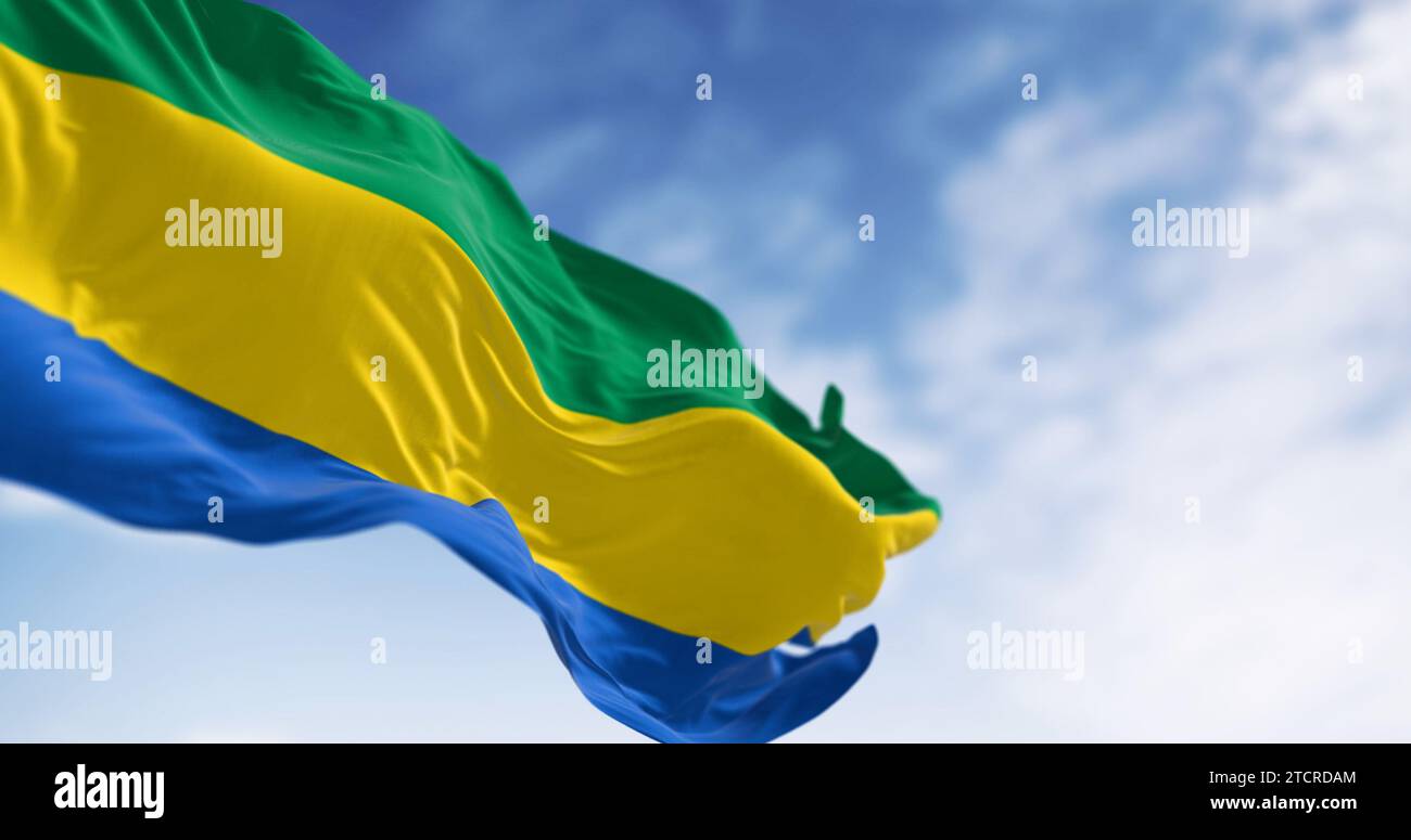Nationalflagge von Gabun, die an klaren Tagen im Wind winkt. Drei gleiche horizontale Bänder von Grün, Gelb und Blau. 3D-Illustrations-Rendering. Flattern Stockfoto