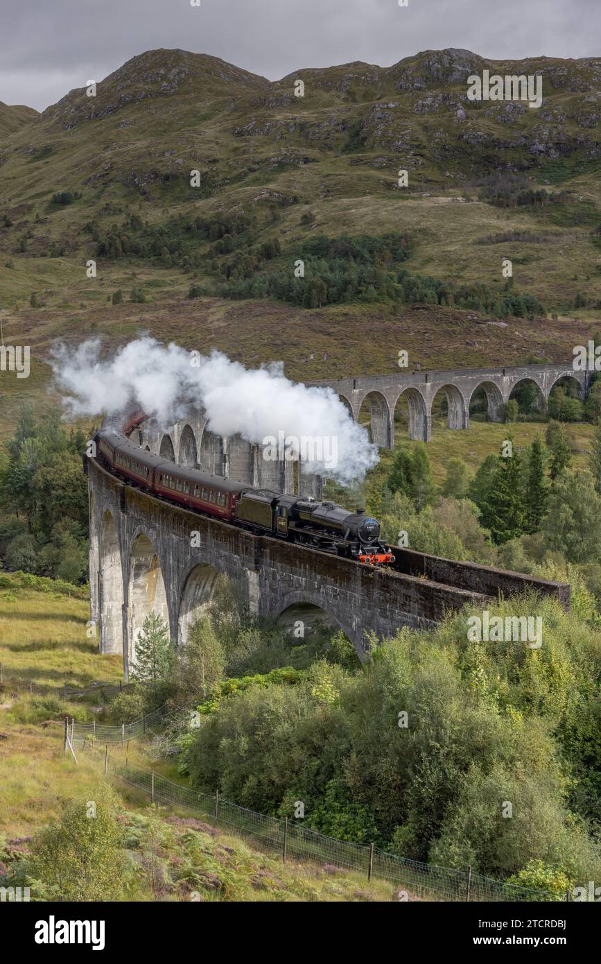 Die Dampfeisenbahn überquert das glenfinnan-Viadukt. West Coast Railways Zug wurde in Harry Potter als Hogwarts Express berühmt Stockfoto