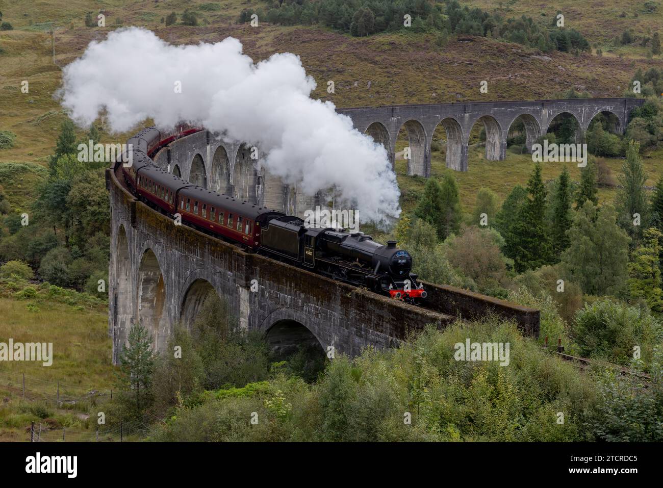 Die Dampfeisenbahn überquert das glenfinnan-Viadukt. West Coast Railways Zug wurde in Harry Potter als Hogwarts Express berühmt Stockfoto