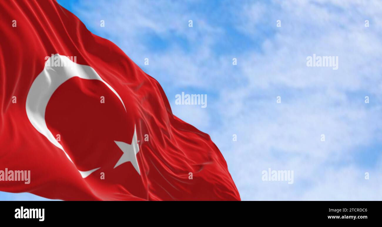 Nahaufnahme der türkischen Nationalflagge, die an einem klaren Tag im Wind winkt. Rote Flagge mit weißem Halbmond und Stern. 3D-Illustrationen rendern. Fabri flattert Stockfoto