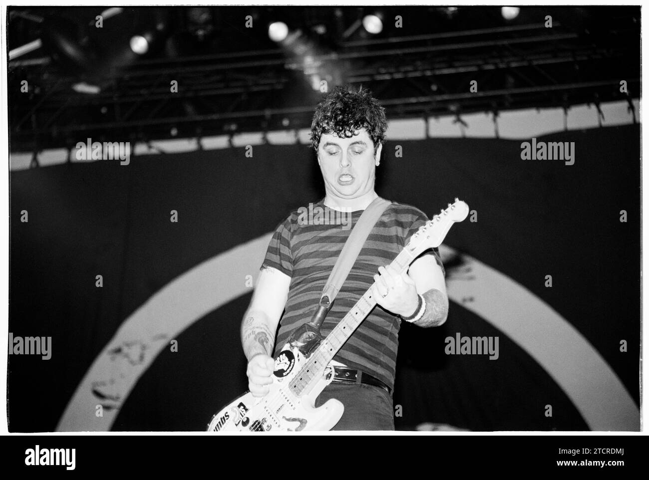 BILLIE JOE ARMSTRONG, GREEN DAY, READING FESTIVAL, 2001: Billie Joe Armstrong von der US-amerikanischen Punkrock-Band Green Day spielt am 24. August 2001 die Hauptbühne beim Reading Festival, Reading, England. Die Band tourte mit ihrem 6. Studioalbum Warning, das 2000 veröffentlicht wurde. Foto: Rob Watkins Stockfoto