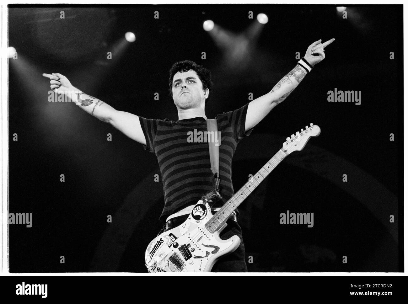 BILLIE JOE ARMSTRONG, GREEN DAY, READING FESTIVAL, 2001: Billie Joe Armstrong von der US-amerikanischen Punkrock-Band Green Day spielt am 24. August 2001 die Hauptbühne beim Reading Festival, Reading, England. Die Band tourte mit ihrem 6. Studioalbum Warning, das 2000 veröffentlicht wurde. Foto: Rob Watkins Stockfoto