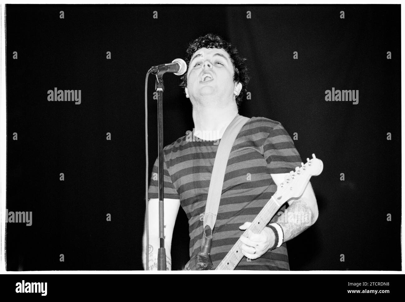 BILLIE JOE ARMSTRONG, GREEN DAY, READING FESTIVAL, 2001: Billie Joe Armstrong von der US-amerikanischen Punkrock-Band Green Day spielt am 24. August 2001 die Hauptbühne beim Reading Festival, Reading, England. Die Band tourte mit ihrem 6. Studioalbum Warning, das 2000 veröffentlicht wurde. Foto: Rob Watkins Stockfoto