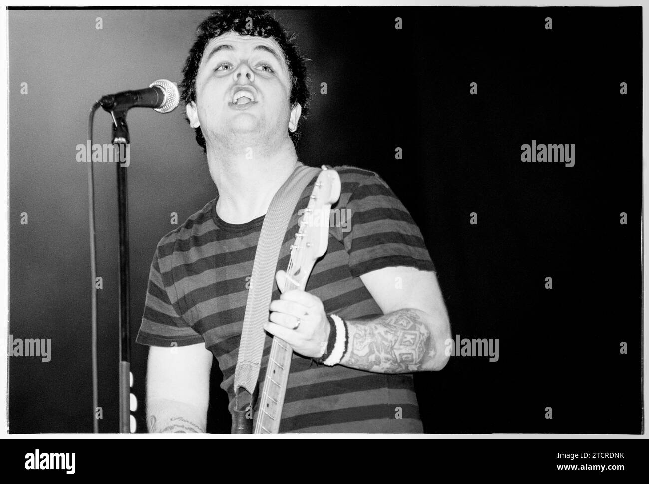 BILLIE JOE ARMSTRONG, GREEN DAY, READING FESTIVAL, 2001: Billie Joe Armstrong von der US-amerikanischen Punkrock-Band Green Day spielt am 24. August 2001 die Hauptbühne beim Reading Festival, Reading, England. Die Band tourte mit ihrem 6. Studioalbum Warning, das 2000 veröffentlicht wurde. Foto: Rob Watkins Stockfoto