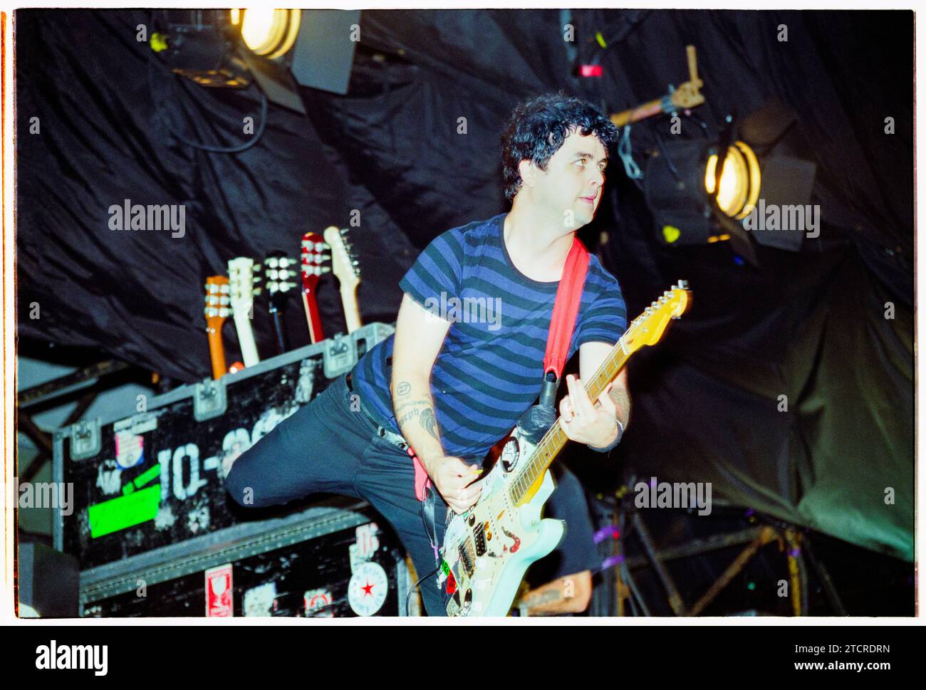 BILLIE JOE ARMSTRONG, GREEN DAY, READING FESTIVAL, 2001: Billie Joe Armstrong von der US-amerikanischen Punkrock-Band Green Day spielt am 24. August 2001 die Hauptbühne beim Reading Festival, Reading, England. Die Band tourte mit ihrem 6. Studioalbum Warning, das 2000 veröffentlicht wurde. Foto: Rob Watkins Stockfoto