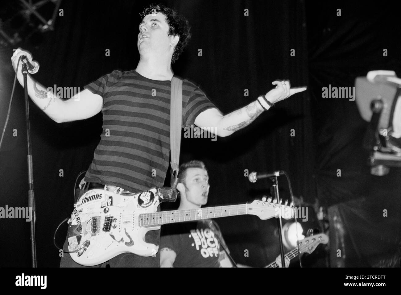 BILLIE JOE ARMSTRONG, GREEN DAY, READING FESTIVAL, 2001: Billie Joe Armstrong von der US-amerikanischen Punkrock-Band Green Day spielt am 24. August 2001 die Hauptbühne beim Reading Festival, Reading, England. Die Band tourte mit ihrem 6. Studioalbum Warning, das 2000 veröffentlicht wurde. Foto: Rob Watkins Stockfoto