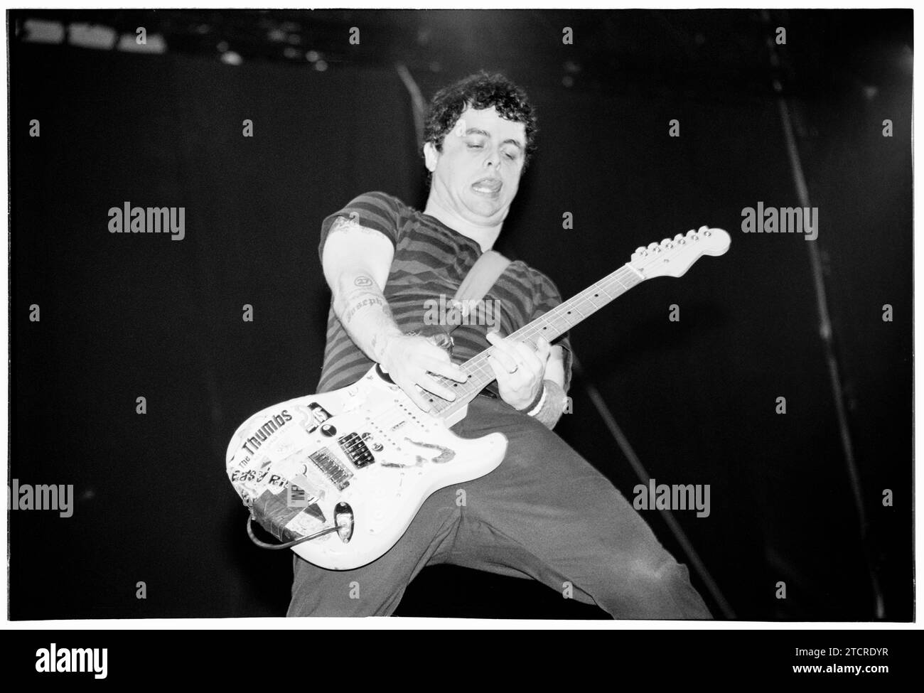 BILLIE JOE ARMSTRONG, GREEN DAY, READING FESTIVAL, 2001: Billie Joe Armstrong von der US-amerikanischen Punkrock-Band Green Day spielt am 24. August 2001 die Hauptbühne beim Reading Festival, Reading, England. Die Band tourte mit ihrem 6. Studioalbum Warning, das 2000 veröffentlicht wurde. Foto: Rob Watkins Stockfoto
