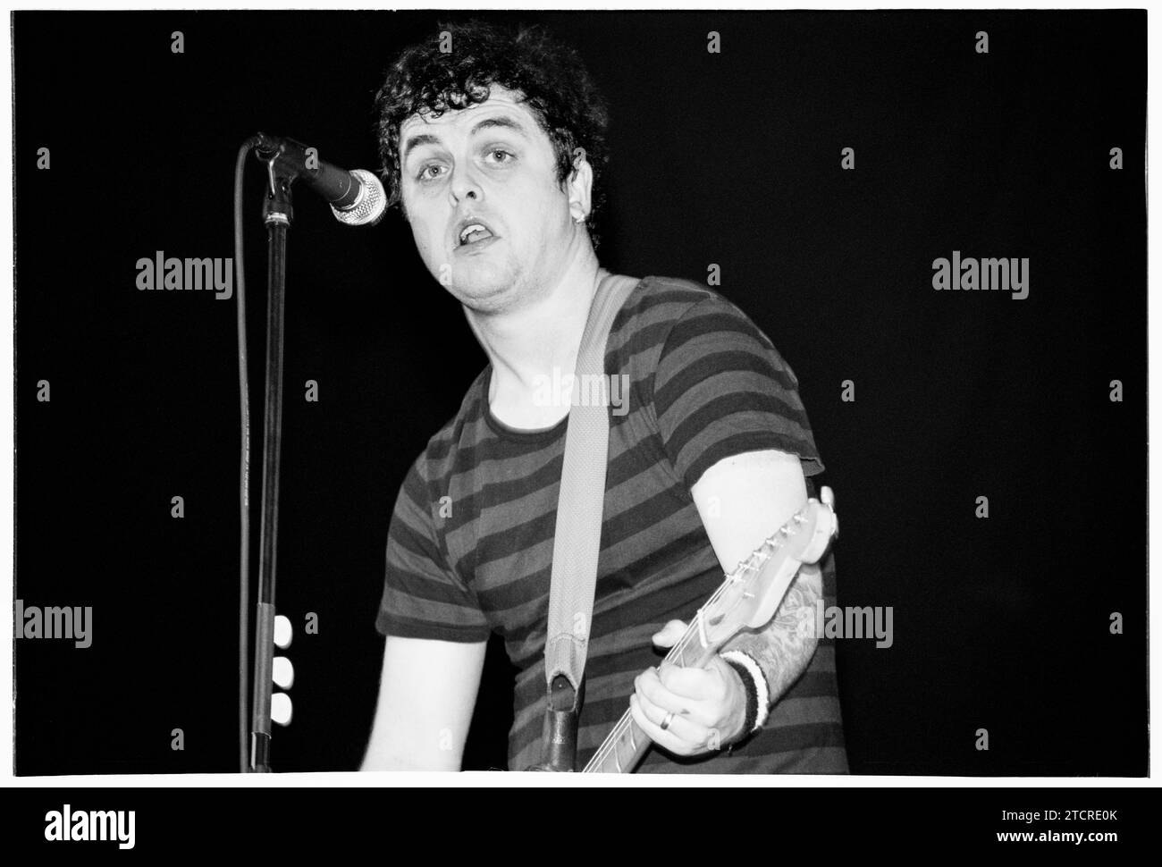 BILLIE JOE ARMSTRONG, GREEN DAY, READING FESTIVAL, 2001: Billie Joe Armstrong von der US-amerikanischen Punkrock-Band Green Day spielt am 24. August 2001 die Hauptbühne beim Reading Festival, Reading, England. Die Band tourte mit ihrem 6. Studioalbum Warning, das 2000 veröffentlicht wurde. Foto: Rob Watkins Stockfoto