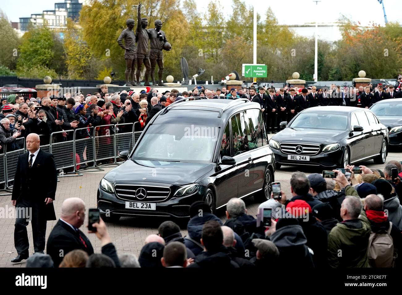 Aktenfoto vom 13-11-2023 der Beerdigungsprozession für Sir Bobby Charlton Passes Old Trafford, Manchester. Tausende von Fans kamen in Old Trafford, um am Tag seiner Beerdigung den großen Sir Bobby Charlton von Manchester United zu verabschieden. Ausgabedatum: Donnerstag, 14. Dezember 2023. Stockfoto