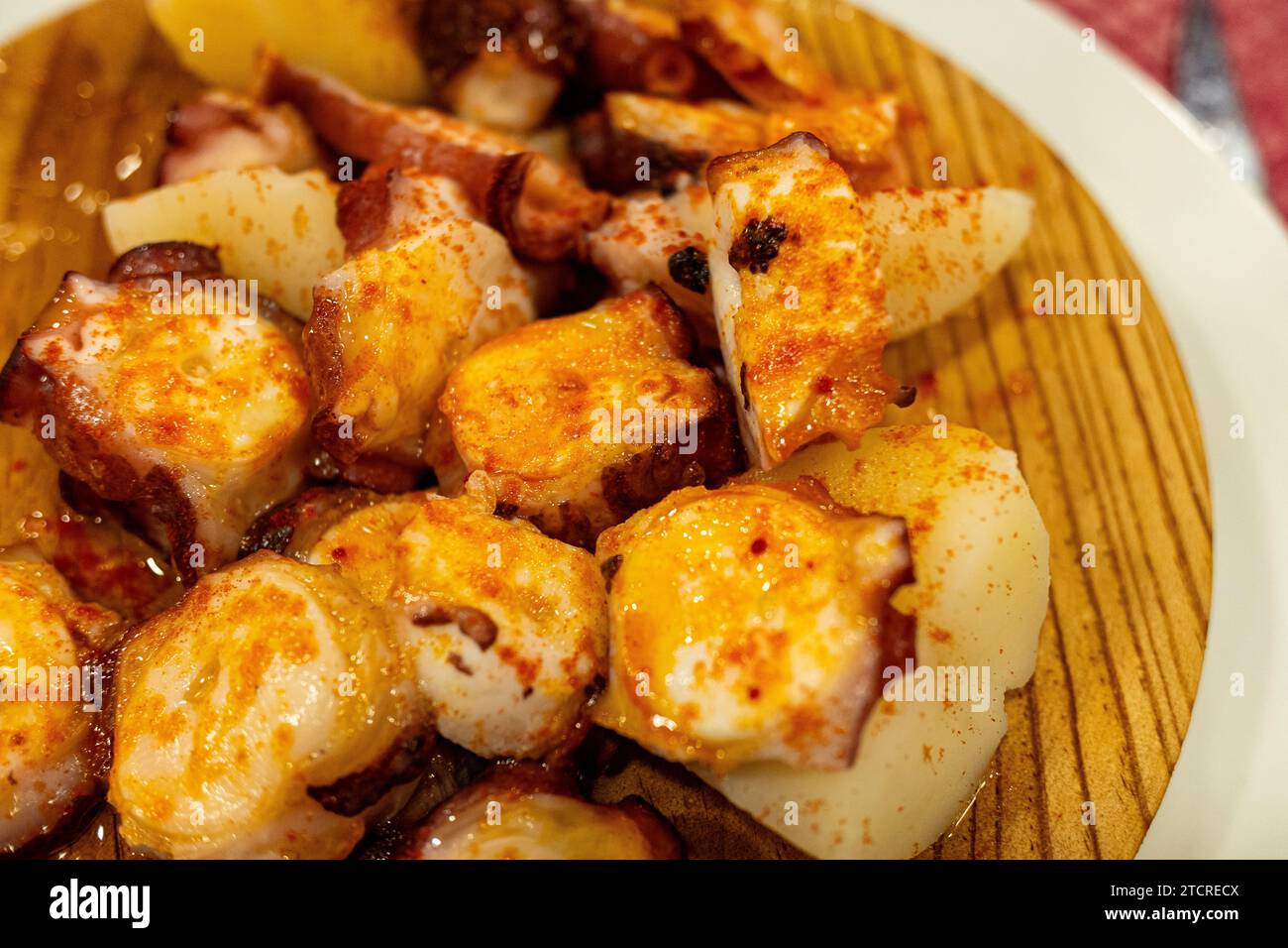 Pulpo a la gallega, traditionelles Rezept zum Kochen von Kraken in Galicien, Spanien Stockfoto