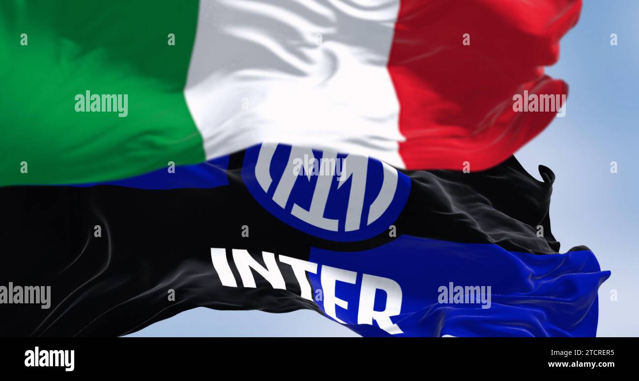 Mailand, IT, 10. September 2023: Flaggen des Inter Football Clubs und Italiens winken an einem klaren Tag im Wind. Illustrierendes redaktionelles 3D-Illustrationsrendering. Grippe Stockfoto