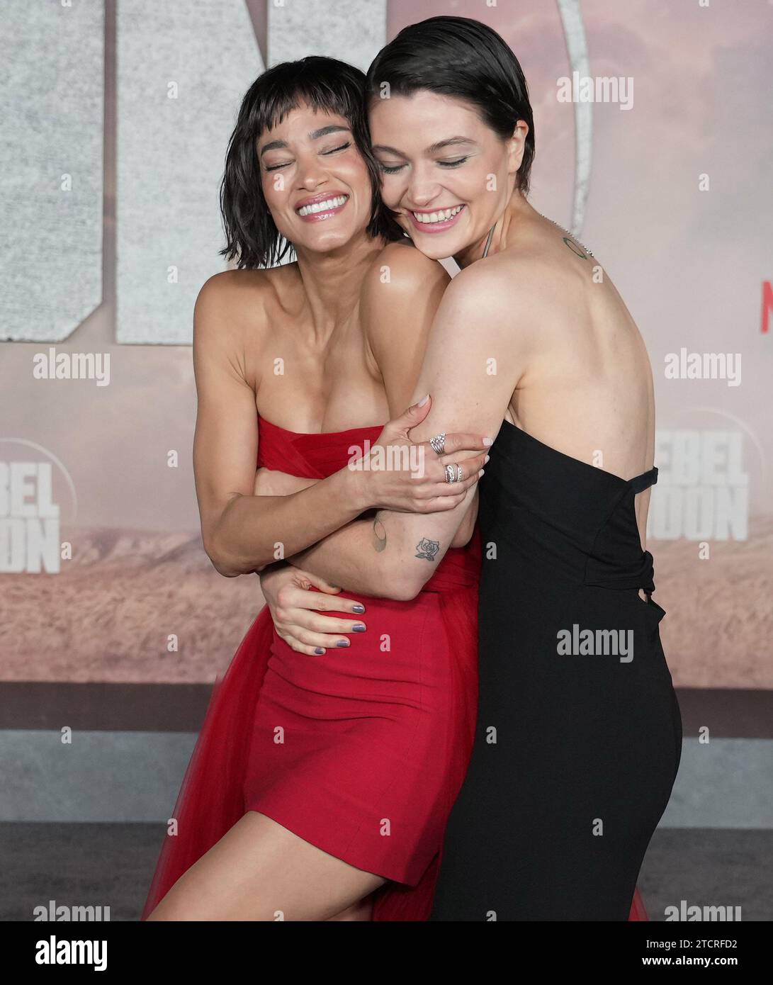 Los Angeles, USA. Dezember 2023. (L-R) Sofia Boutella und E. Duffy bei Netflix's REBEL MOON - TEIL EINS: A CHILD OF FIRE Los Angeles Premiere im TCL Chinese Theatre in Hollywood, KALIFORNIEN am Mittwoch, 13. Dezember 2023. (Foto: Sthanlee B. Mirador/SIPA USA) Credit: SIPA USA/Alamy Live News Stockfoto