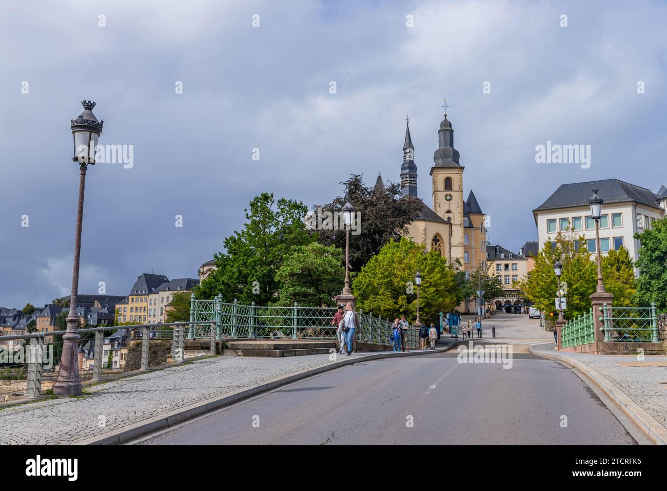 Luxemburg-Stadt: 1. August 2023: Montee de Clausen in der Nähe der Kasematten du Bock und der Burgbrücke Stockfoto